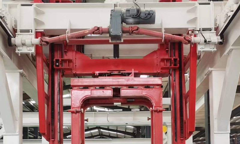 제품은 크레인을 회전시킵니다