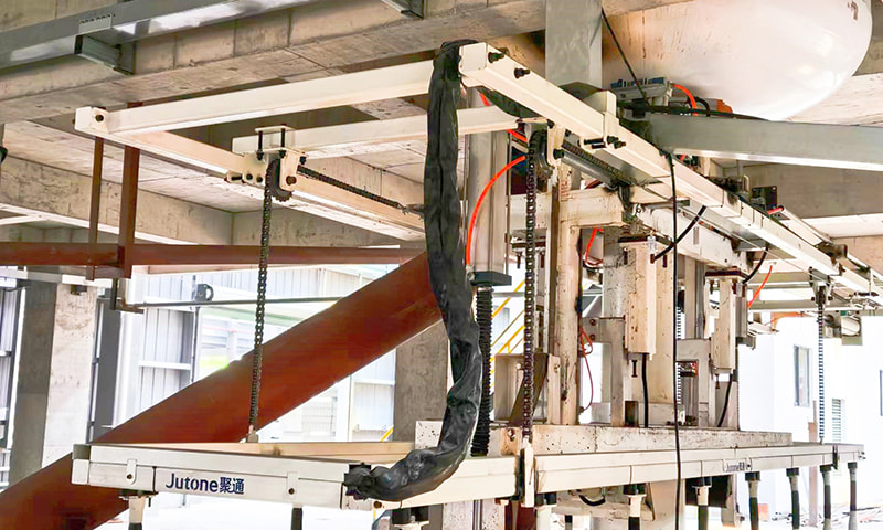 쏟아지는 팔 장치를 들어 올립니다